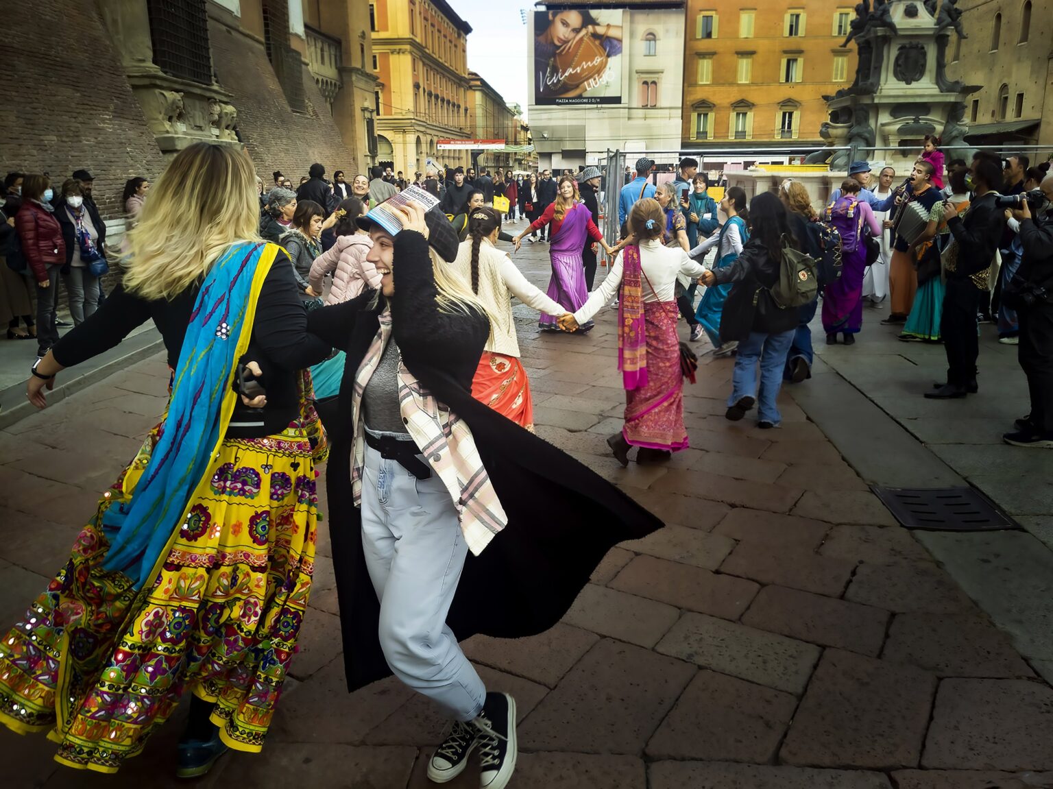Bologna++SPREAD+THE+LOVE++A+Hari+Krishna+group+gathers+tourists+and+shares+the+love+to+all