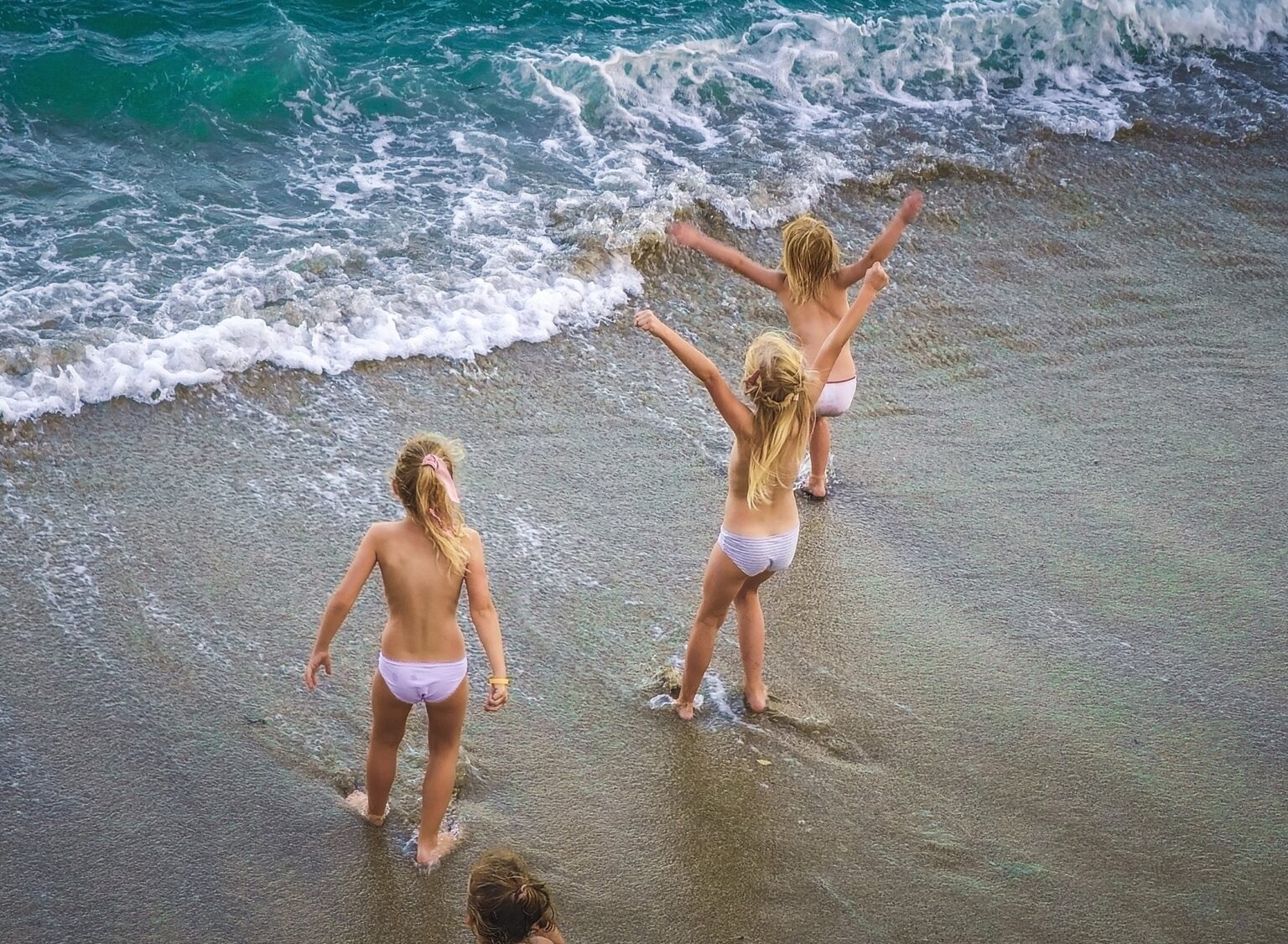 Monopoli++GIRLS+AT+SEA++Little+girls+rejoice+on+the+beach